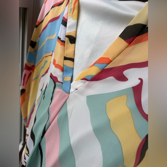 Entro Multicolor Abstract Blouse - Picture 3 of 3